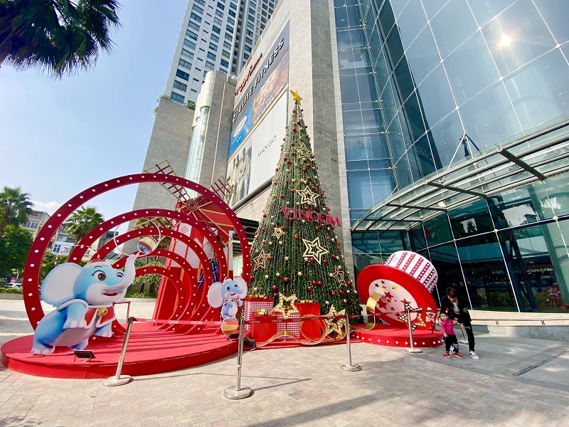 From alleys to streets, christmassy feeling fills the air